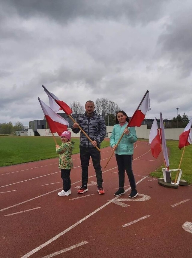 Przez cały dzień mieszkańcy gminy Sulechów biegali z biało-czerwoną flagą wokół stadionu