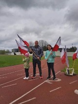 Mieszkańcy przez cały dzień z flagą okrążali stadion w Sulechowie. Pobiegli dla biało-czerwonej