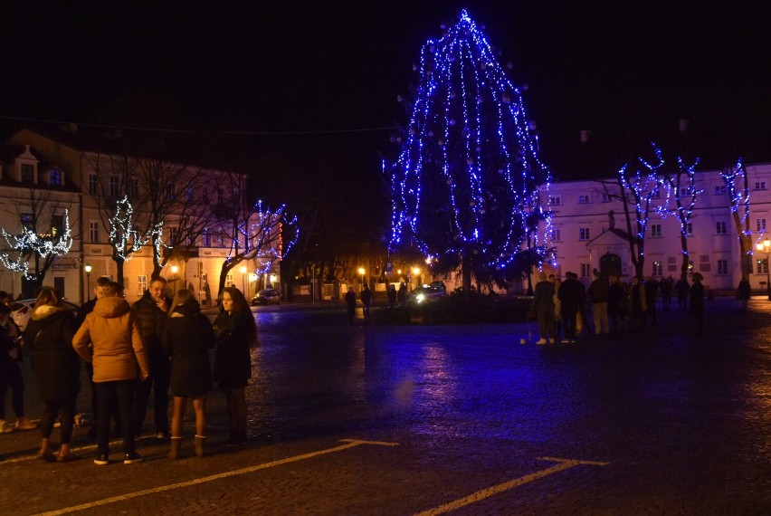 Część mieszkańców powitała Nowy Rok na Rynku w Łowiczu