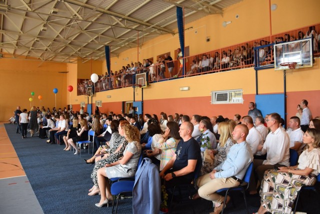 148 uczniów ukończyło dzisiaj ósmą klasę Szkoły Podstawowej nr 2 w Nowym Tomyślu.