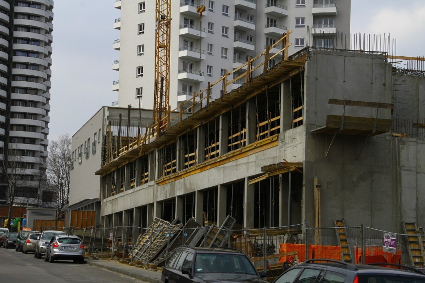 Wciąż trwa budowa nowego bloku na Tysiącleciu i trwać będzie jeszcze długo