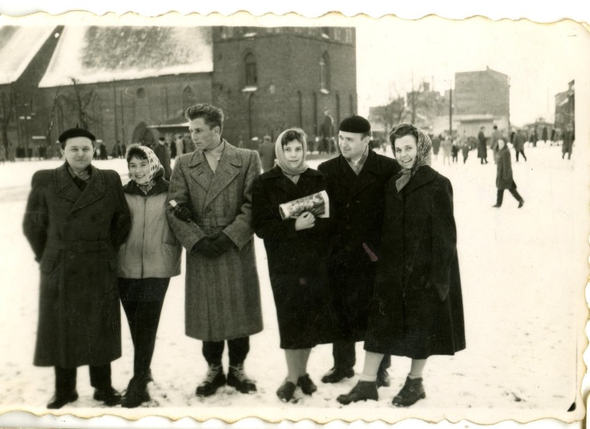 1954 r. Druga z lewej stoi pani Krsytyna, czyli mama pani...