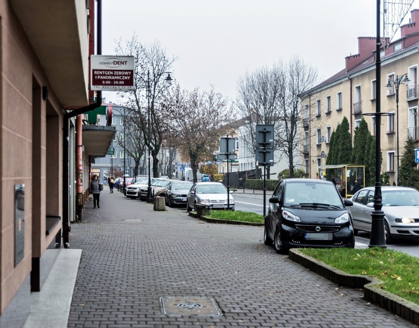 Opustoszały ulice Olkusza. Wokół sklepów też mniej ludzi.