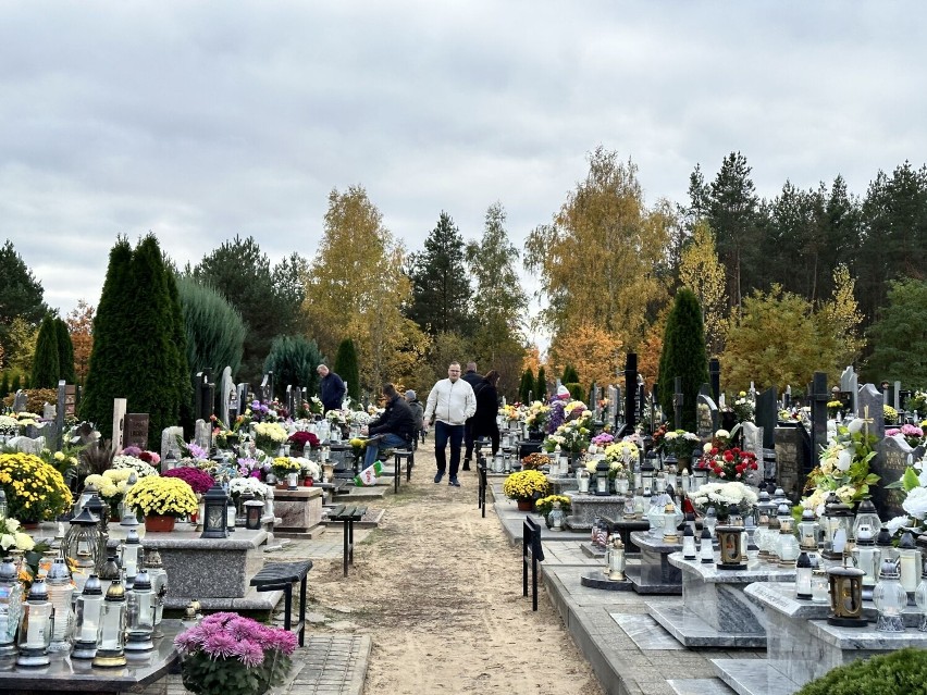 1 listopada 2023 w Aleksandrowie Kujawskim. Na cmentarzu...