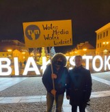 Wójt Korycina na manifestacji przeciwko lex TVN. Mirosław Lech protestował na Rynku Kościuszki w Białymstoku