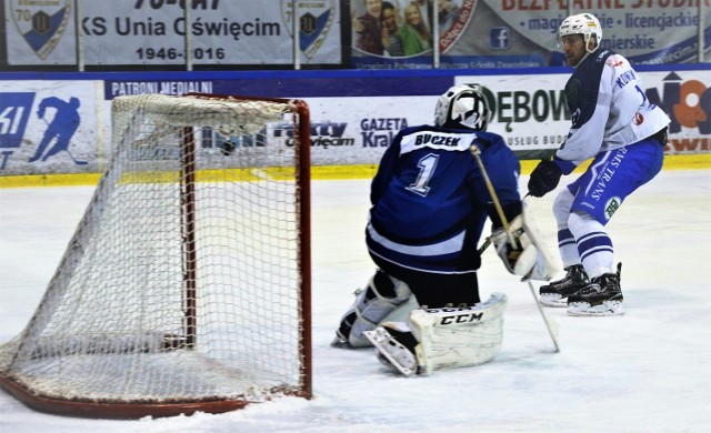 Sebastian Kowalówka strzela drugą bramkę dla Unii, która w Oświęcimiu pokonała SMS U20 PZHL Sosnowiec 8:2.