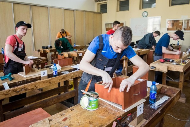 W Zespole Szkół Drzewnych w Bydgoszczy odbył się ogólnopolski konkurs "Diamentowa Piła 2018", w którym wzięli udział uczniowie kształcący się w zawodzie stolarz i technik drewna. W konkursie rywalizowało 23 uczestników z 8 szkół z Polski.

W ramach zadania konkursowego uczniowie wykonywali szufladę do szafki nocnej z płyty laminowanej. Oceniano jakość i precyzję wykonania wg opisu technicznego oraz zamontowanie szuflady na prowadnicach w szafce. Na wykonanie zadania uczniowie mieli 3,5 godziny. 

Szkoły uczestniczące w konkursie:
Zespół Szkół Ponadgimnazjalnych nr. 2 w Chojnicach
Zespół Szkół Technicznych w Słupsku
Zasadnicza Szkoła Zawodowa Towarzystwa Salezjańskiego w Szczecinie
Państwowe Szkoły Budownictwa w Gdańsku
Zespół Szkół Ponadgimnazjalnych w Garbatce - Letnisko
Zespół Szkół Drzewnych w Bydgoszczy
Zespół Szkół Zawodowych nr 2 we Wrześni
Centrum Kształcenia Praktycznego w Toruniu

Pierwsze miejsce zajął Kacper Mielcarz z ZSD w Bydgoszczy, drugie - Dawid Michalski z tej samej szkoły, a trzecie - Kamil Lenart z ZS Ponadgimnazjalnych w Garbatce - Letnisko.