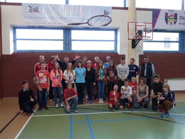 Dzień dobry zawiercianie i mieszkańcy powiatu. Wczoraj w Pilicy odbył się turniej badmintona. Szczegóły w osobnym materiale.