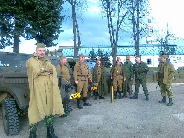 Członkowie Radomszczańskiego Stowarzyszenia Miłośników Militariów "Rota" oraz ich sprzęt