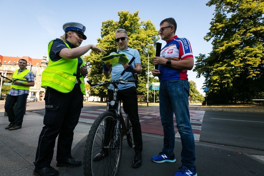 Policjanci rozdawali odblaski i sprawdzali rowery na pl. Grunwaldzkim [ZDJĘCIA]