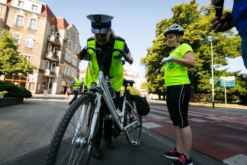 Policjanci rozdawali odblaski i sprawdzali rowery na pl. Grunwaldzkim [ZDJĘCIA]