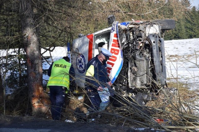 62-letni ratownik miał 0,5 prom. alkoholu we krwi. Trwają ustalenia, czy to on prowadził karetkę, która uległa wypadkowi