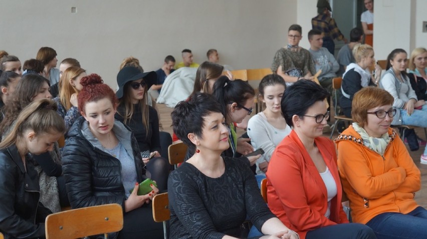 Dzień Teatru w sycowskim ZSP. Szkołę opanowały postaci z filmu i literatury