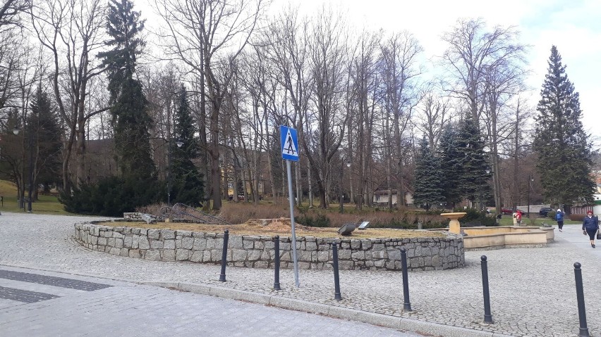 Żal patrzeć na puste miejsce przy ulicy Zdrojowej w Świeradowie- Zdroju