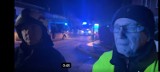 Ewakuacja blisko 100 mieszkańców domów z ulicy Wyspiańskiego w Jeleniej Górze. Strażacy ustalają, gdzie wycieka gaz