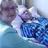 Siostra przełożona Aniela Golińska przy łóżku pacjenta
Fot. Iwona KAMIEŃSKA