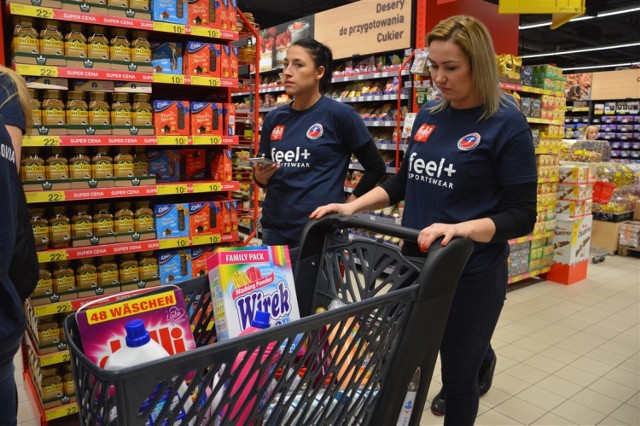 Piotrkowscy sportowcy robili zakupy dla Szlachetnej Paczki w Carrefourze w galerii Focus Mall