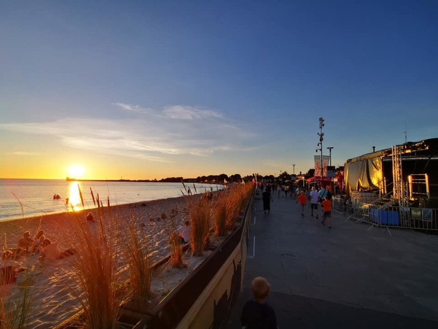 Foto Powiat Pucki: wakacyjny Hel skąpany w promieniach...