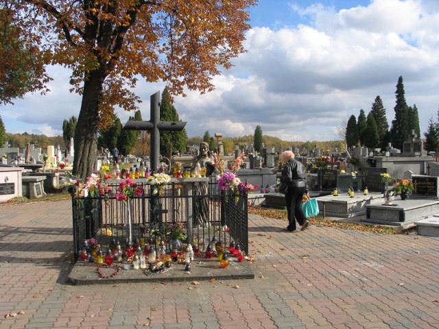 Cmentarz przy ul. 11 Listopada jest jednym z największych w mieście
