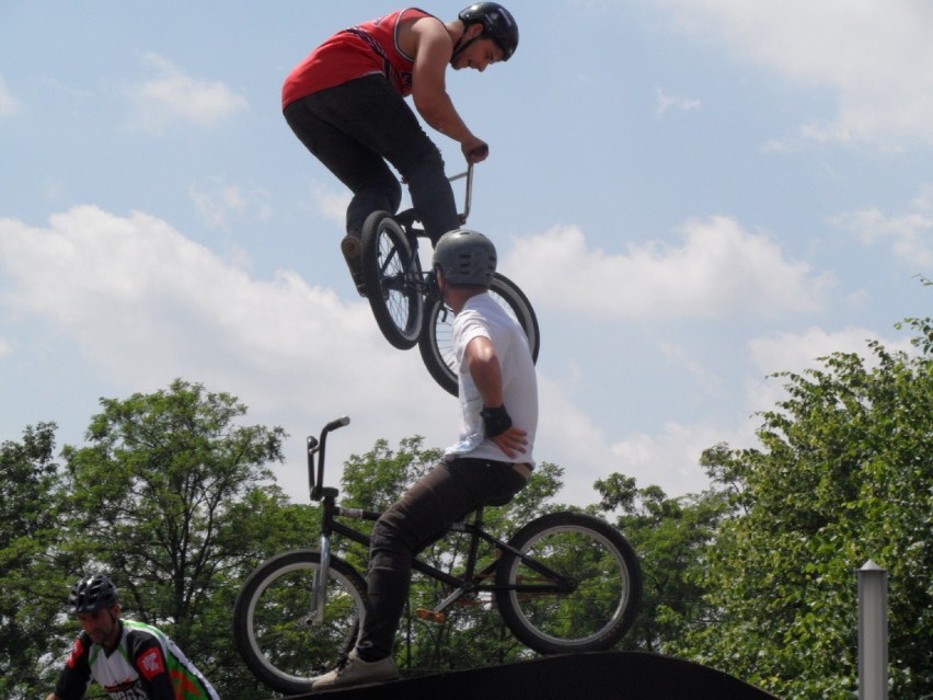 Katowice: Rowerowe show przed SCC na placu Słonecznym. Pokazy BMX freestyle, MTB oraz trialu 