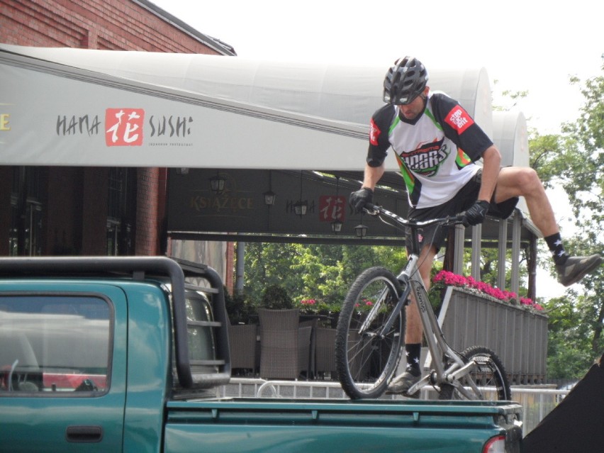 Katowice: Rowerowe show przed SCC na placu Słonecznym. Pokazy BMX freestyle, MTB oraz trialu 