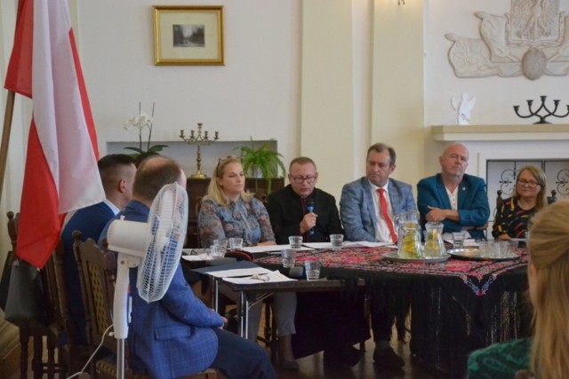 Miejska Biblioteka Publiczna w Lipnie po raz kolejny wzięła udział w „Narodowym Czytaniu”. W tym roku na ósmą edycję akcji wybrano osiem nowel polskich. To „Dobra pani” Elizy Orzeszkowej,  „Dym” Marii Konopnickiej, „Katarynka”  Bolesława Prusa, „Mój ojciec wstępuje do strażaków” Brunona Schulza, „Orka”  Władysława Reymonta, „Rozdzióbią nas kruki, wrony… „ Stefana Żeromskiego, „Sachem”  Henryka Sienkiewicza i „Sawa” Henryka Rzewuskiego. 
Z większością z nich, jak nie ze wszystkimi, każdy spotkał się w szkole. Niektóre są tak smutne, że osobom wrażliwym wryły się wręcz w pamięć. 
Do czytania zaproszono szesnaście osób, znanych w środowisku lipnowskim. Dla niektórych był to debiut w tej roli, jak dla księdza Mirosława Korytowskiego, proboszcza parafii WNMP. Inni mogli powiedzieć już o rutynie, jak Czesława Krystyna Chojnicka z Lipnowskiej Grupy Literackiej czy Dariusz Garbarczyk, były komendant powiatowy policji. Kilka lat temu brawuro wcielił się on w postać Papkina z „Zemsty”. Nie zabrakło oczywiście włodarzy miasta oraz radnych – miejskich i powiatowych. Biblioteka zaprosiła uczniów ze szkół, którzy mieli okazję w inny sposób spojrzeć na lektury szkolne. Wypada nie tylko je znać, ale przede wszystkim rozumieć, bo świat przed epoką smartphonów też istniał. 
Dla wszystkich, którzy przynieśli swoje egzemplarze nowel czekała okolicznościowa pieczęć. A kolejna odsłona „Narodowego Czytania” już za rok. 

Więcej w najbliższym wydaniu „Tygodnika Lipnowskiego”.


Flesz - wypadki drogowe. Jak udzielić pierwszej pomocy?

