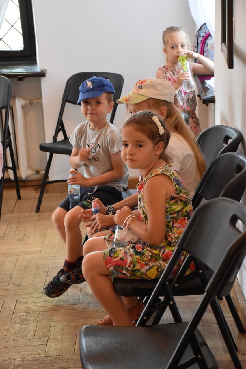 Wakacyjne warsztaty w Uniejowie. Dzieci zaprosił Miejsko-Gminny Ośrodek Kultury ZDJĘCIA