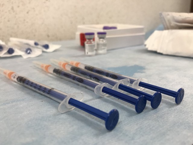 Do Szpitala Powiatowego w Międzychodzie trafiła pierwsza partia szczepionek przeciwko Covid-19. Trwa szczepenie kadry medycznej (30.12.2020).