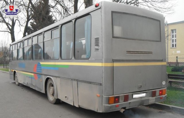 W Lisznie, policjanci z Rejowca zatrzymali do kontroli drogowej autobus marki Autosan