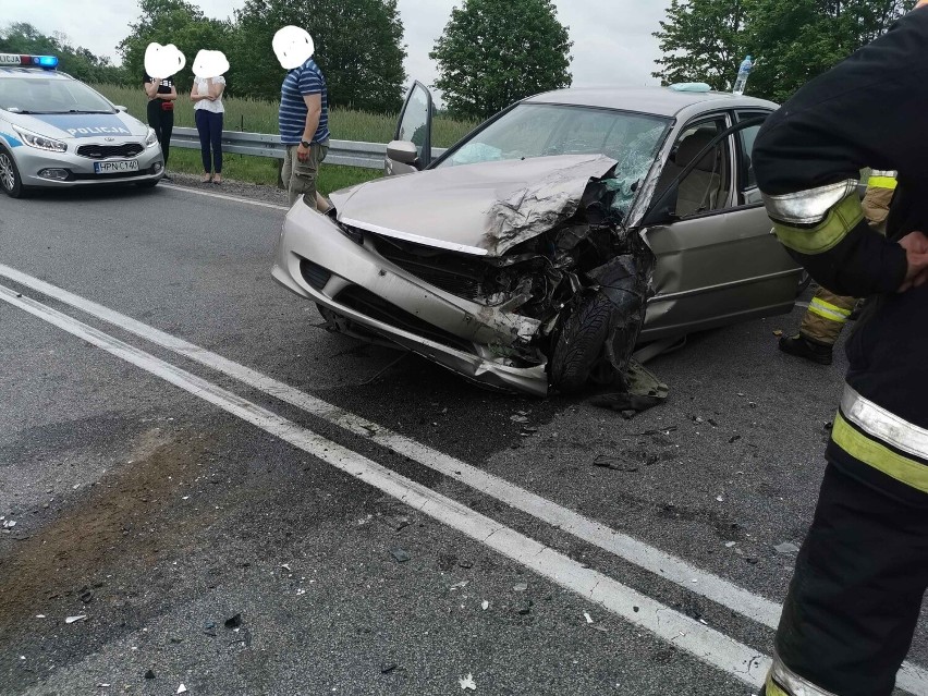 Groźny wypadek na DK 7 w Leźnie - samochód osobowy zderzył się z ciężarówką