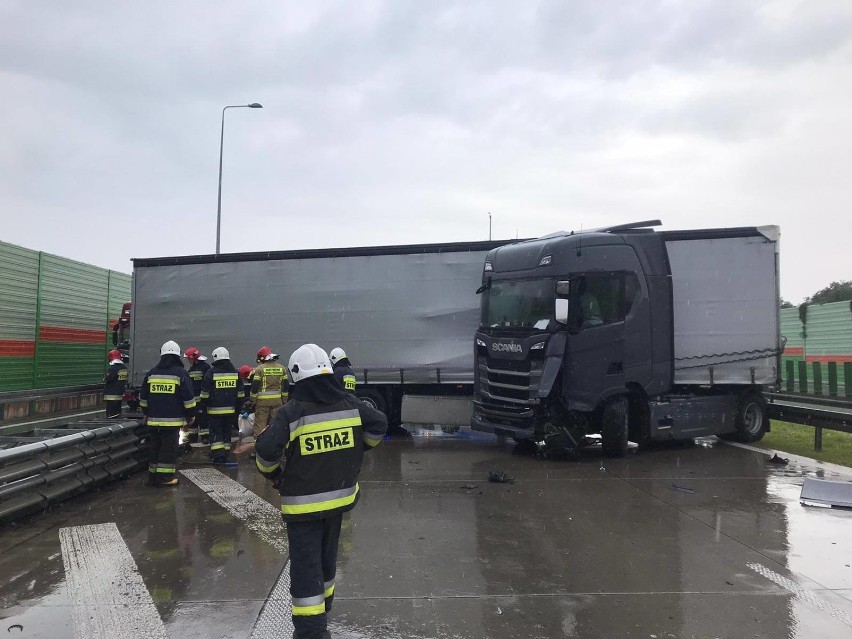 Kolizja na drodze S8 w Polichnie. Ciężarówka zatarasowała drogę - ZDJĘCIA