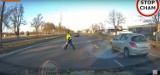 Niebezpieczne zachowanie policjanta drogówki. Wbiegł przed samochody na trzypasmowej jezdni