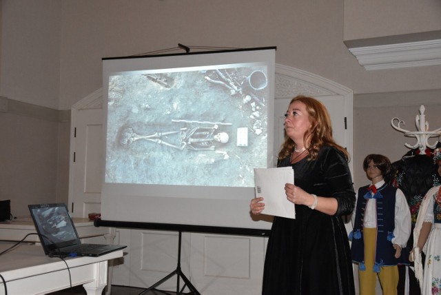 Dr Magdalena Przysiężna-Pizarska mówiła podczas konferencji o nietypowych pochówkach odkrytych w Byczynie. Wiele z nich to tzw. pochówki antywampiryczne.