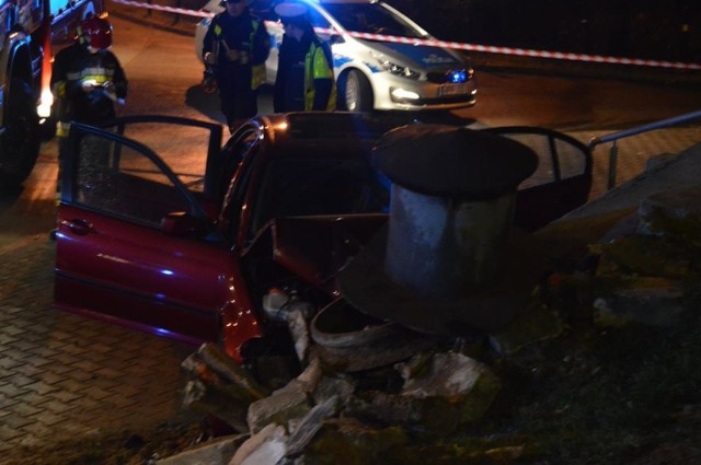 Wypadek w Jastrzębiu: wjechał autem w studzienkę