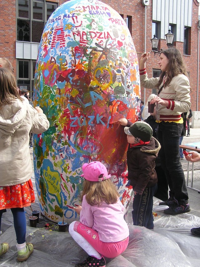 Impreza wielkanocne malowanie wielkiego jaja odbyła się Ratusza Staromiejskiego i elbląskiej katedry. Fot. Grażyna Wosińska