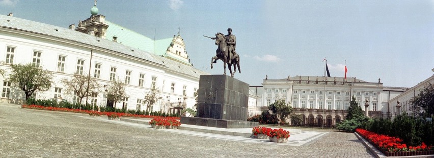 Jednym z symboli Warszawy jest stojący obecnie pod pałacem...