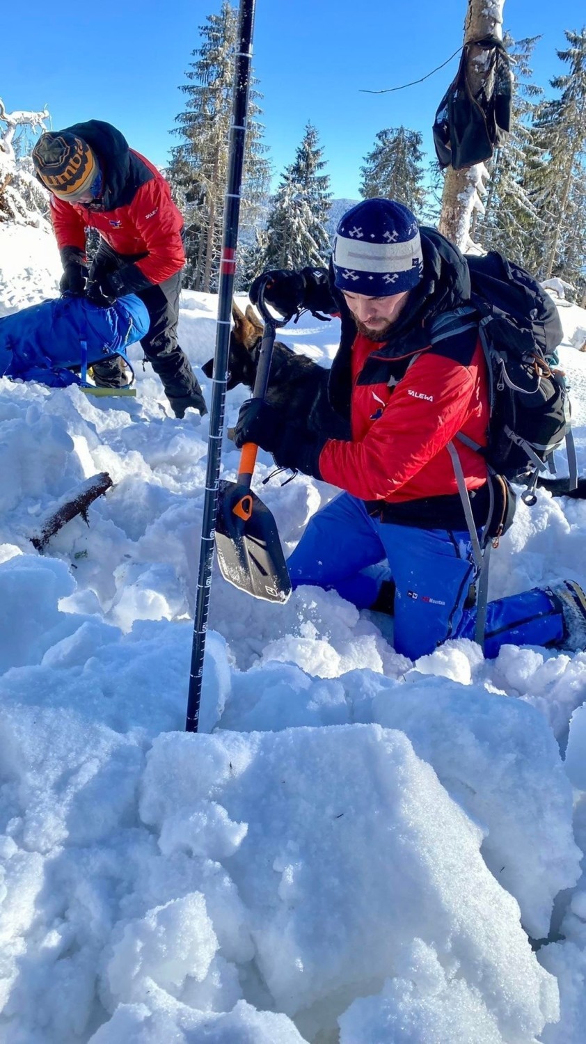 Tatry. Zobaczcie jak ratownicy TOPR i Horskiej Zachrannej Służby szkolą swoje psy lawinowe 