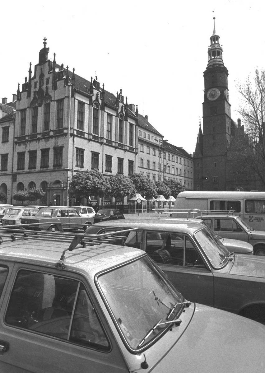 Jak kiedyś wyglądał wrocławski Rynek? Samochody, mnóstwo zieleni... Zobacz unikatowe zdjęcia! 