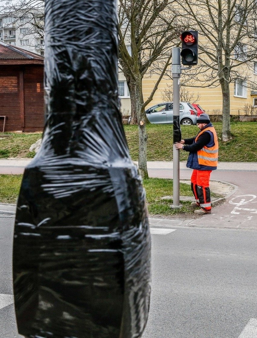 Gdańsk zakleja przyciski sygnalizacji na przejściach dla pieszych. To kolejne działanie chroniące przed koronawirusem [galeria]
