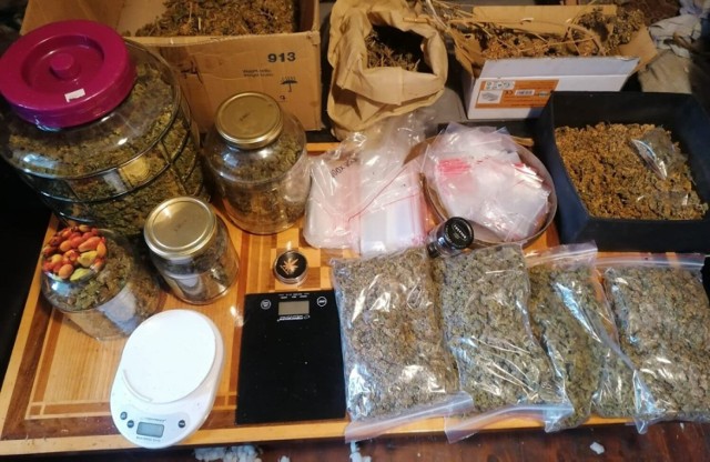 Policjanci zabezpieczyli w sumie ponad 3,5 kg marihuany