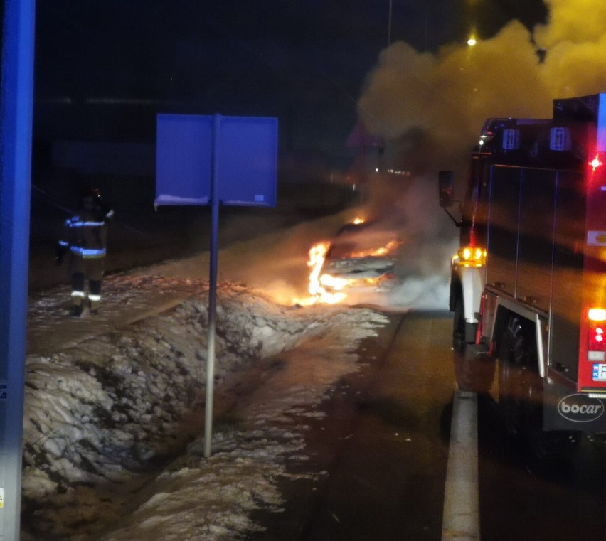 Powiat obornicki. Pożar samochodu osobowego na krajowej jedenastce [ZDJĘCIA]