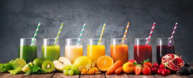 Pyszne i kolorowe soki z warzyw i owoców. Zobacz 5 przepisów na takie zdrowe napoje. Kliknij galerię i przesuwaj zdjęcia strzałkami lub gestem.