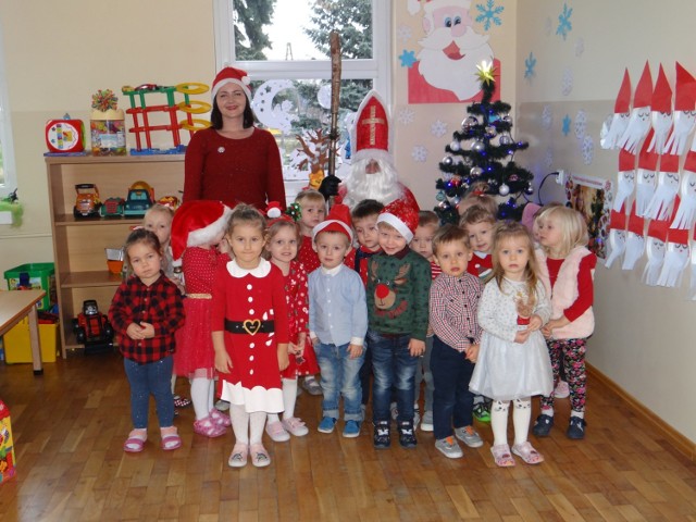 Święty Mikołaj w grupie trzylatków w Publicznym Przedszkolu nr 3 w Radomsku