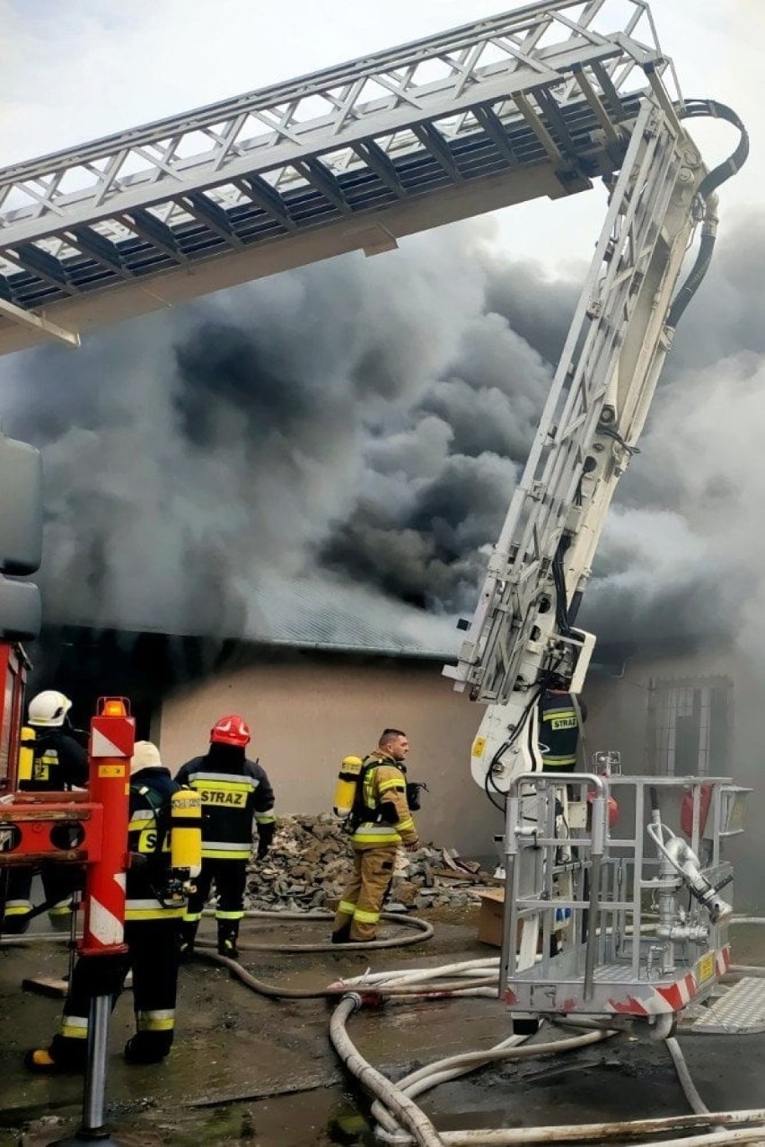 Pożar poddasza magazynu w Mokrej koło Jarosławia. Zadysponowano 14 zastępów strażaków PSP i OSP [ZDJĘCIA]