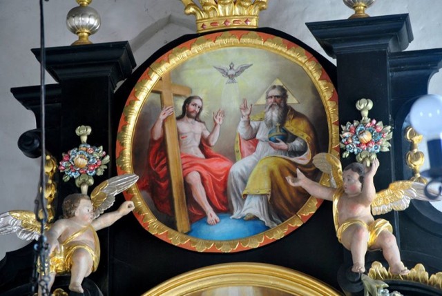 Trójca Przenajświętsza w ołtarzu głównym w kościele Matki Bożej Wniebowzięcia w Kończewicach