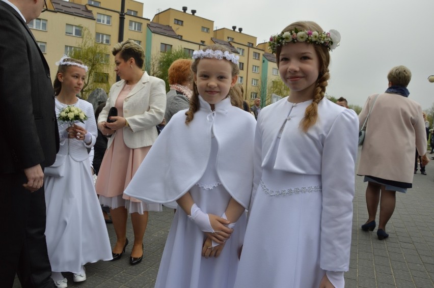 Bełchatów. Pierwsza Komunia Św. w parafii pw. Zesłania Ducha...