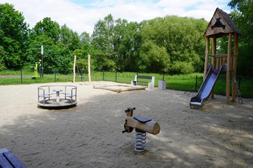 Według szacunków, koszt zagospodarowania terenu nad stawem...