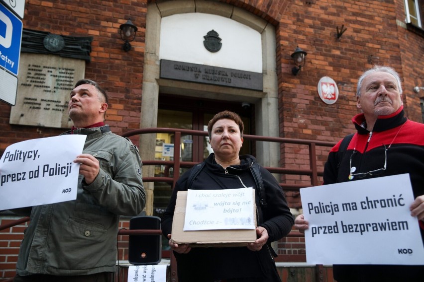 Kraków. Protest w sprawie odwołanego zastępcy komendanta