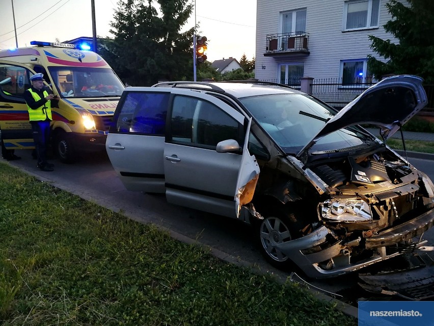 Wypadek na skrzyżowaniu ulicy Robotniczej z Kapitulną we Włocławku. Zderzenie volkswagenów [zdjęcia]