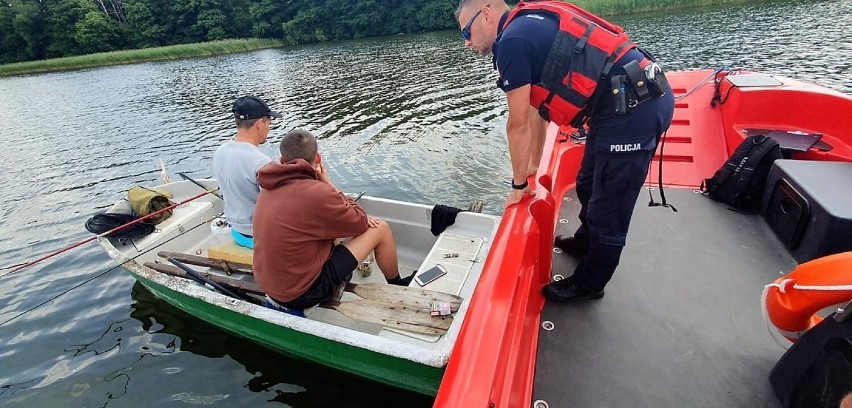 Bezpieczeństwa nad wodnymi akwenami na terenie powiatu złotowskiego strzegą policjanci, strażacy i ratownicy WOPR